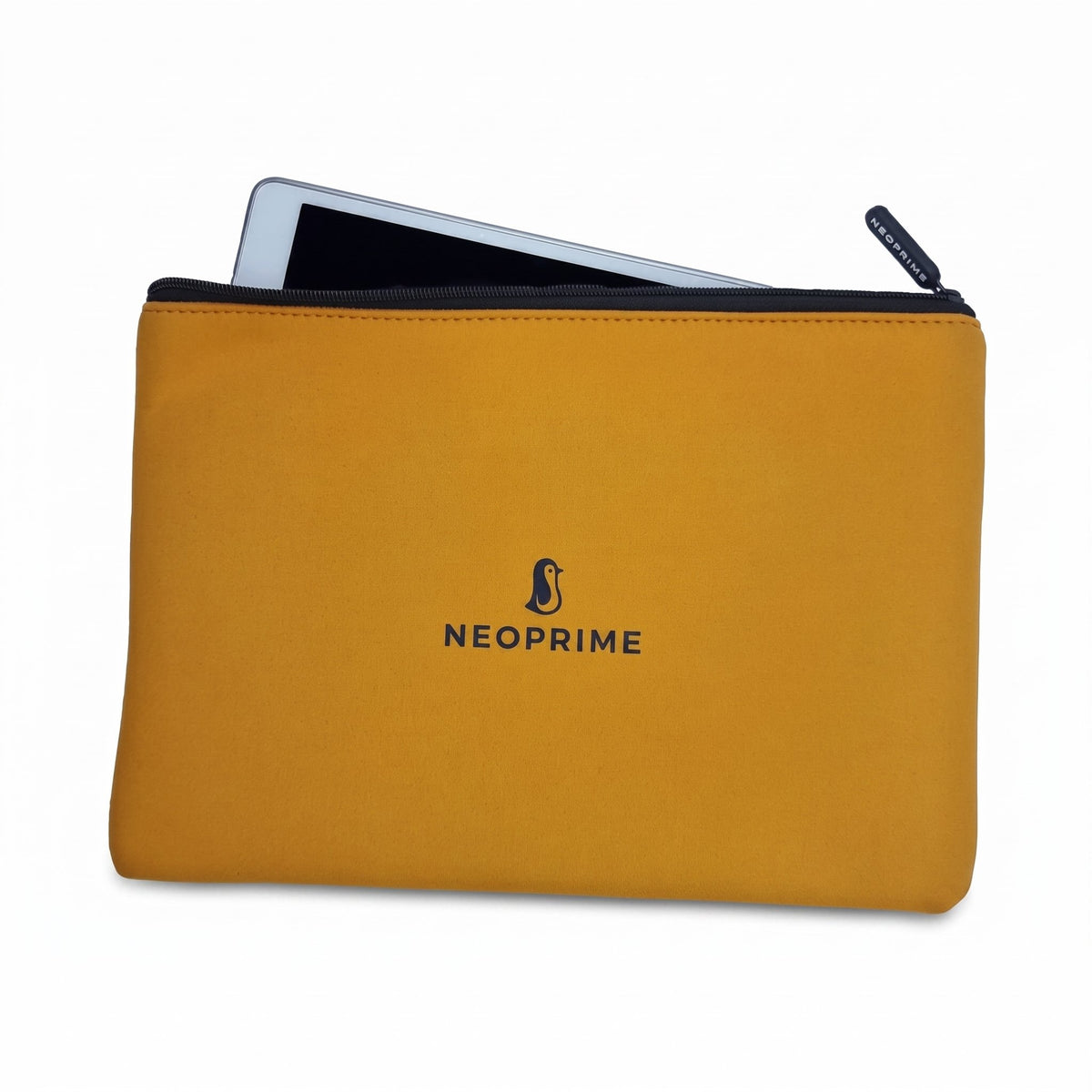Neceser grande multiusos de neopreno Neoprime — mostaza, vista frontal con tablet